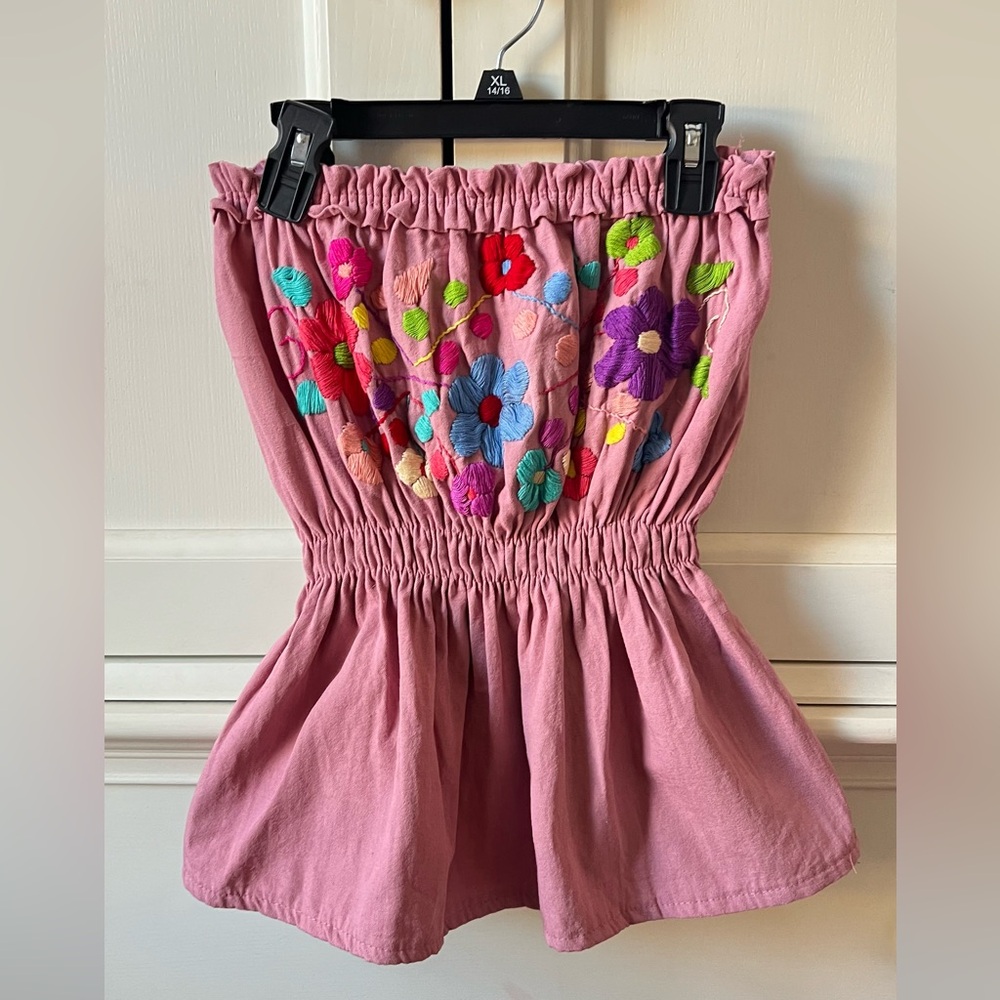 Super cute embroidery strapless top
